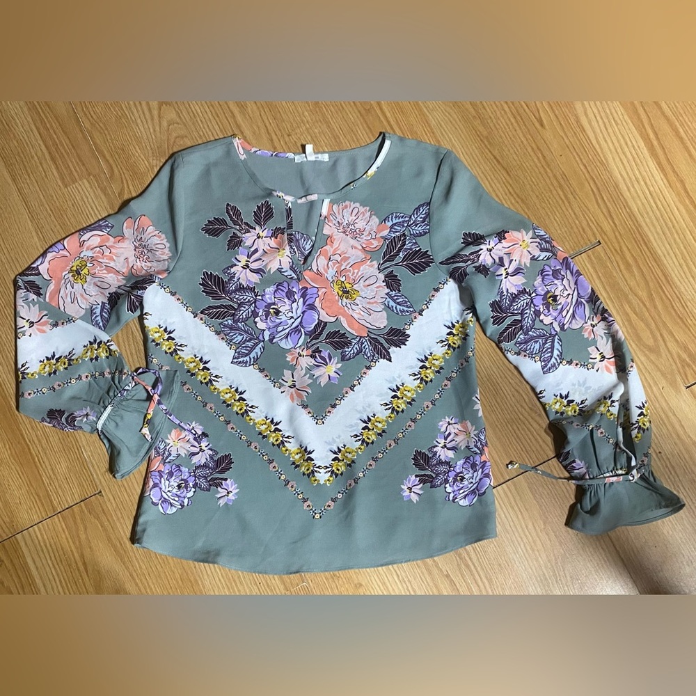 3/$20 Ladies/wmns Small Maurice’s Mint green Floral sheer Dressy Top Blouse